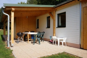 zastřešená pergola se zahradním nábytkem a přenosným grilem