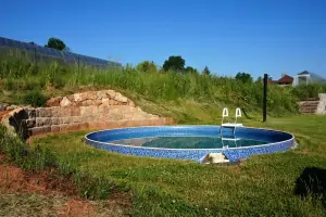 kruhový bazén (průměr 4,6 m, hloubka 1,2 m) v areálu mobilního domku Staré Buky