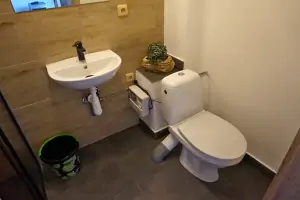 obytná přístavba - umyvadlo a WC v koupelně