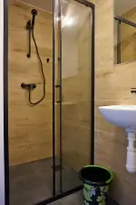 obytná přístavba - koupelna se sprchovým koutem, umyvadlem a WC