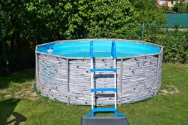 v létě je k dispozici nadzemní bazén (průměr 3 m)