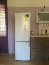 nová velká lednička s mrazícím boxem nahrazuje malou ledničku umístěnou v kuchyňské lince