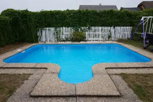 zapuštěný bazén (6 x 4 x 1,3 m)