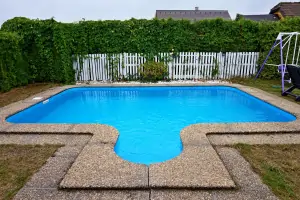 zapuštěný bazén (6 x 4 x 1,3 m)