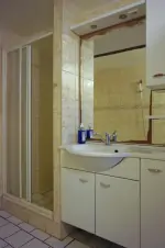 část č. 2: koupelna s vanou, sprchovým koutem a umyvadlem