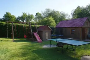 stolní tenis, trampolína, vyžití pro děti a zahradní chatka s posezením