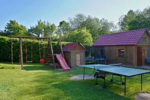 stolní tenis, trampolína, vyžití pro děti a zahradní chatka s posezením