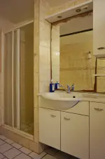 část č. 2: koupelna s vanou, sprchovým koutem a umyvadlem