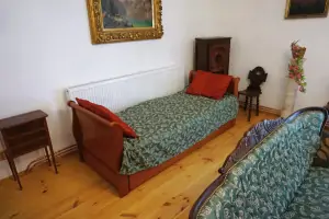 stylová společenská místnost - rozkládací postel pro 2 osoby