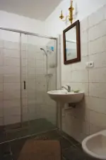 koupelna se sprchovým koutem, umyvadlem, WC a bidetem