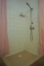 koupelna se sprchovým koutem, umyvadlema a WC