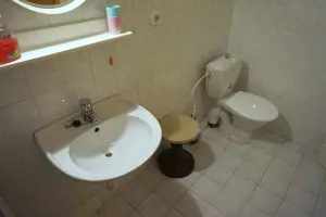koupelna se sprchovým koutem, umyvadlema a WC