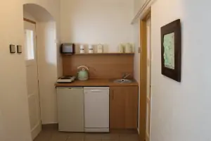 apartmán v podkroví - vstupní chodba s kuchyňským koutem