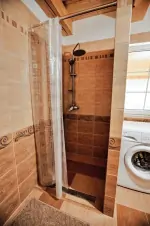 koupelna se sprchovým koutem, umyvadlem, WC a pračkou v přízemí