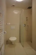 ložnice s dvojlůžkem a rozkládacím gaučem pro 2 osoby (2 přistýlky) - koupelna