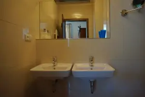 ložnice se 2 lůžky a rozkládacím gaučem pro 2 osoby (2 přistýlky) - koupelna