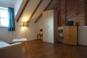 ložnice s dvojlůžkem a rozkládacím gaučem pro 2 osoby (2 přistýlky) v podkroví