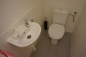 obytné podkroví nad společenskou místností: samostatné WC