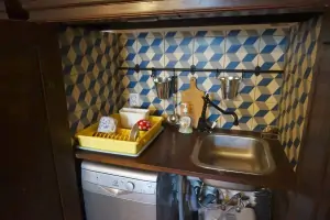 kuchyně - dřez, myčka na nádobí a pračka jsou umístěny ve skříních
