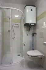 apartmán v přízemí - koupelna se sprchovým koutem, umyvadlem a WC