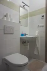 apartmán v přízemí - umyvadlo a WC v koupelně