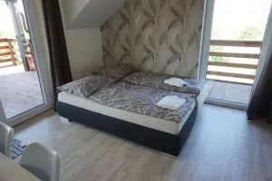 apartmán v podkroví - pokoj s rozkládacím gaučem pro 2 osoby - gauč lze složit a využít např. pro sledování TV