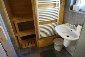 součástí koupelny je sauna pro 2 osoby