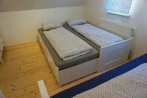 ložnice s dvojlůžkem a rozkládací postelí pro 2 osoby