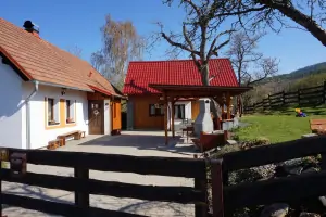 chata Loktuše leží ve společné zahradě s chalupou ubytovatele