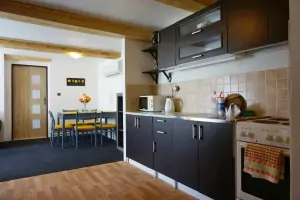 obytný pokoj s kuchyňským koutem