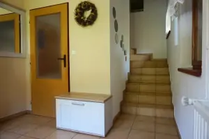 vstupní chodba a schodiště do podkroví