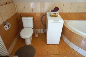 WC a pračka v koupelně