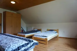 ložnice s dvojlůžkem, 2 lůžky a rozkládacím gaučem pro 2 osoby