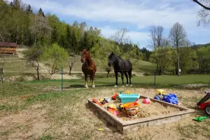 pískoviště pro děti a výběh s koňmi
