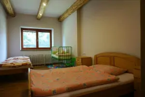 ložnice s dvojlůžkem, lůžkem a dětskou postýlkou