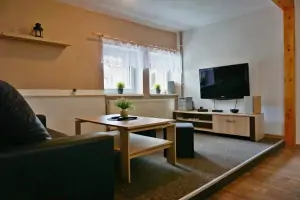 obytný pokoj s jídelním a sedacím koutem a TV