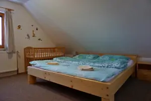 ložnice s dvojlůžkem, 2 lůžky a dětskou postýlkou