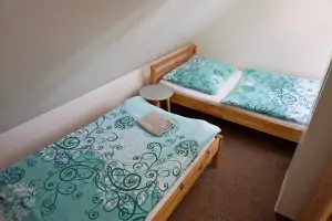 ložnice s dvojlůžkem, 2 lůžky a dětskou postýlkou