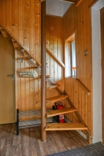 z předsíně vedou schody do podkroví