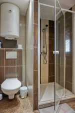 koupelna se sprchovým koutem, umyvadlem a WC