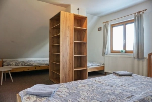 ložnice s dvojlůžkem a 2 lůžky v podkroví