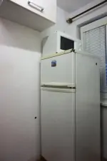 lednička a mikrovlnná trouba v kuchyňce