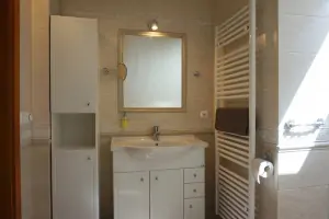 apartmán Róza: koupelna se sprchovým koutem, umyvadlem, WC, bidetem a pisoárem