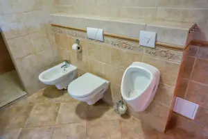 apartmán Pedros: koupelna se sprchovým koutem, umyvadlem, WC, bidetem a pisoárem