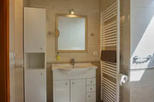 apartmán Róza: koupelna se sprchovým koutem, umyvadlem, WC, bidetem a pisoárem