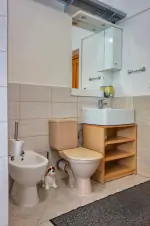 apartmán Jirka: koupelna se sprchovým koutem, umyvadlem, WC a bidetem
