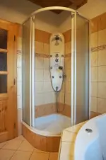 koupelna se sprchovým koutem a umyvadlem v přízemí (vana není k dispozici)