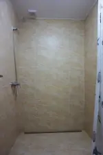 koupelna se sprchovým koutem a umyvadlem v přízemí 