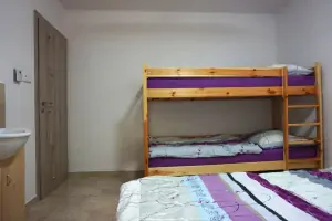 ložnice s dvojlůžkem a patrovou postelí v přízemí 