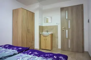 ložnice s dvojlůžkem v patře